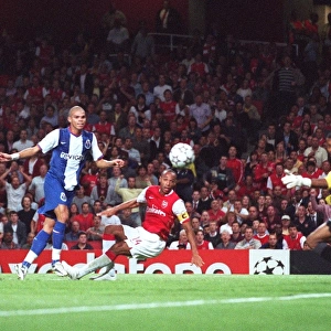 Thierry Henry scores Arsenals 1st goal past Helton under pressure from Pepe (Porto)