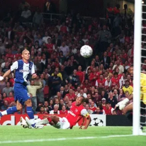 Thierry Henry scores Arsenals 1st goal past Helton under pressure from Pepe (Porto)