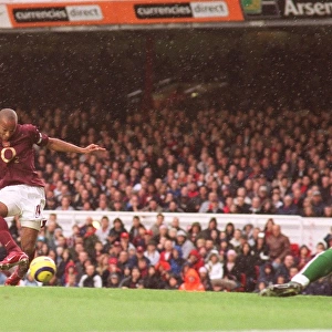 Thierry Henry scores Arsenals 2nd goal past Ben Alnwick (Sunderland)