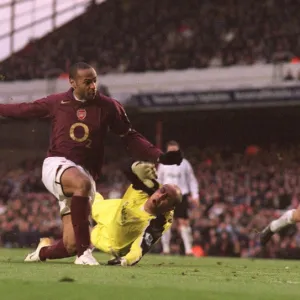 Thierry Henry scores Arsenals 2nd goal past Pepe Reina (Liverpool)