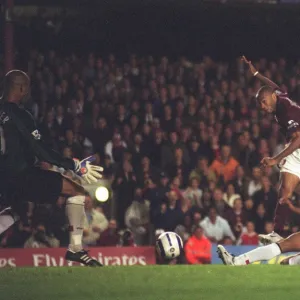 Thierry Henry scores Arsenals 2nd goal past Tony Warner (Fulham)