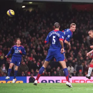 Thierry Henry scores Arsenals 2nd goal under pressure from Nemanja Vidic (Man Utd)