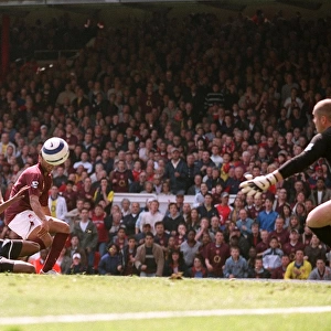 Thierry Henry scores Arsenals goal past Paul Robinson (Tottenham)