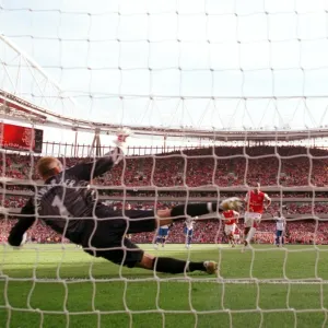 Thierry Henry scores Arsenals goal from the penalty spot