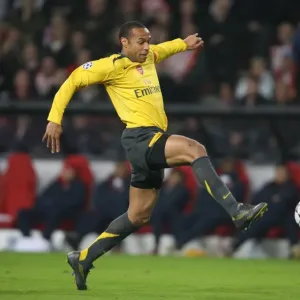 Thierry Henry's Champion Moment: Arsenal's Winning Goal in UEFA Champions League vs. PSV Eindhoven (2007) Thierry Henry's Champion Moment: Arsenal's Winning Goal in UEFA Champions League vs. PSV Eindhoven (2007)