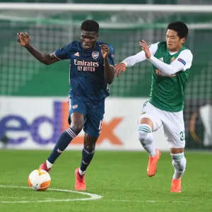 Thomas Partey Breaks Past Rapid Wien's Koya Kitagawa in Arsenal's UEFA Europa League Clash