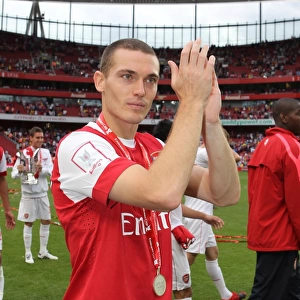 Thomas Vermaelen (Arsenal) claps the fans after the match. Arsenal 3: 2 Celtic