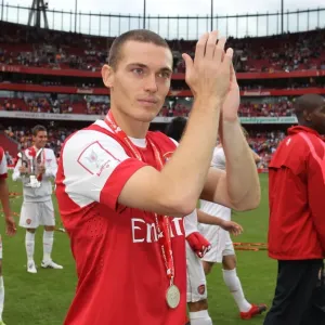 Thomas Vermaelen (Arsenal) claps the fans after the match. Arsenal 3: 2 Celtic