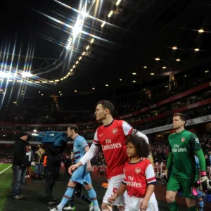 Thomas Vermaelen (Arsenal) walks out onto the pitch with the mascot. Arsenal 5: 1 West Ham United