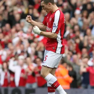 Thomas Vermaelen celebrates scoring the 1st Arsenal goal