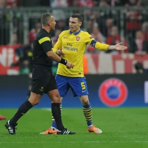 Thomas Vermaelen Confronts Referee Svein Oddvar Moen in Tense Arsenal-Bayern Clash Thomas Vermaelen Confronts Referee Svein Oddvar Moen in Tense Arsenal-Bayern Clash