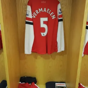 Thomas Vermaelen: Pre-Match Ritual at Arsenal's Emirates Stadium (Arsenal v Hull City, 2013-14)