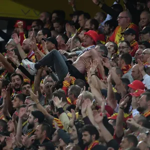 Thrilling Champions League Moment: RC Lens Fan's Epic Crowd Surfing Amidst the Tension vs. Arsenal Thrilling Champions League Moment: RC Lens Fan's Epic Crowd Surfing Amidst the Tension vs. Arsenal