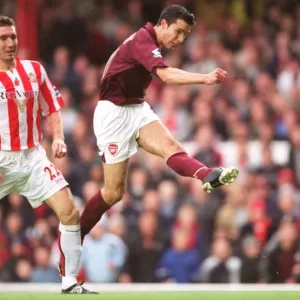 Thrilling Debut: Robin van Persie Scores for Arsenal in 3-1 FA Premier League Victory over Sunderland (2005) Thrilling Debut: Robin van Persie Scores for Arsenal in 3-1 FA Premier League Victory over Sunderland (2005)
