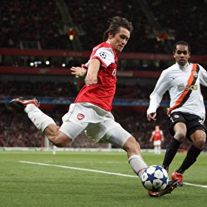 Tomas Rosicky (Arsenal) Douglas Costa (Shaktar). Arsenal 5: 1 Shaktar Donetsk