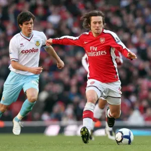 Tomas Rosicky (Arsenal) Jack Cork (Burnley). Arsenal 3: 1 Burnley. Barclays Premier League Tomas Rosicky (Arsenal) Jack Cork (Burnley). Arsenal 3: 1 Burnley. Barclays Premier League
