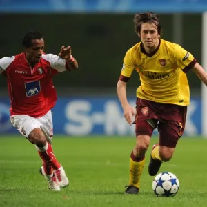 Tomas Rosicky (Arsenal) Leandro Salino (Braga). SC Braga 2: 0 Arsenal, UEFA Champions League Tomas Rosicky (Arsenal) Leandro Salino (Braga). SC Braga 2: 0 Arsenal, UEFA Champions League
