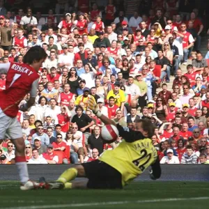 Tomas Rosicky shoots past Jussi Jskelainen to score the 1st Arsenal goal
