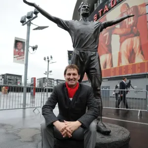 Tony Adams Unveils His Iconic Arsenal Statue at Emirates Stadium