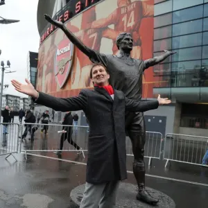 Tony Adams Unveils His Iconic Statue Print