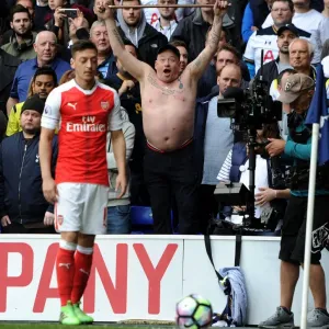 Tottenham Fan's Passion: Tottenham Hotspur vs Arsenal, Premier League 2016-17 Tottenham Fan's Passion: Tottenham Hotspur vs Arsenal, Premier League 2016-17