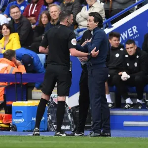 Unai Emery Argues with Referee during Leicester City vs. Arsenal Premier League Clash (2018-19) Unai Emery Argues with Referee during Leicester City vs. Arsenal Premier League Clash (2018-19)