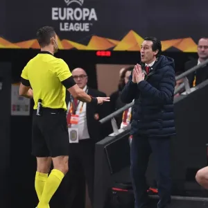 Unai Emery Argues with Referee during Stade Rennais vs Arsenal Europa League Match