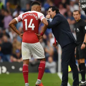Unai Emery Coaches Aubameyang during Chelsea vs Arsenal Premier League Clash (2018-19)