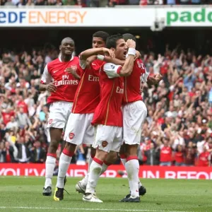 Unforgettable Moment: Gilberto and the Arsenal Team Celebrate a Prideful Goal Against Chelsea Unforgettable Moment: Gilberto and the Arsenal Team Celebrate a Prideful Goal Against Chelsea