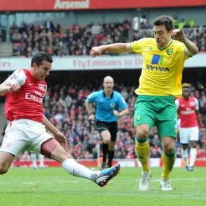 Van Persie vs. Martin: Thrilling 3-3 Stalemate Between Arsenal and Norwich in the Premier League