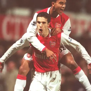 van Persie und Walcott feiern Arsenals Siegsziele gegen Watford 2006