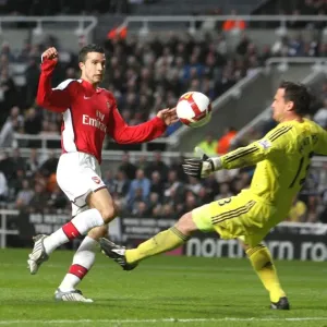 Van Persie's Brilliant Hat-Trick: Arsenal Crush Newcastle 3-1