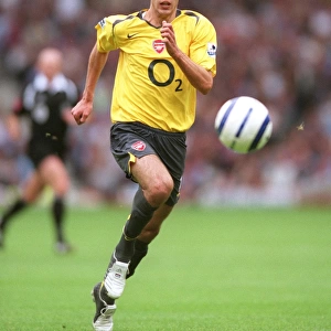 Van Persie's Determined Performance: Arsenal vs. West Ham United, 2005