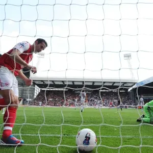 Van Persie's Double: Arsenal Cruise Past West Bromwich Albion in Premier League Showdown (2011-12) Van Persie's Double: Arsenal Cruise Past West Bromwich Albion in Premier League Showdown (2011-12)