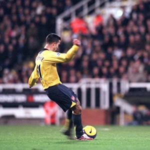 Van Persie's Epic Free Kick: Arsenal's Winning Goal Against Fulham, FA Premiership (29/11/06)