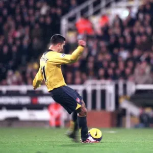 Van Persie's Epic Free Kick: Arsenal's Winning Goal Against Fulham, FA Premiership (29/11/06)