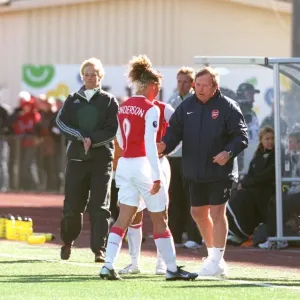 Vic Akers the Arsenal Ladies talks Lianne Sanderson (Arsenal) during the match Vic Akers the Arsenal Ladies talks Lianne Sanderson (Arsenal) during the match