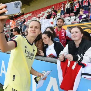 Vivianne Miedema and Fan Selfie: Arsenal Women's Victory at West Ham United Women (FA WSL 2021-22)