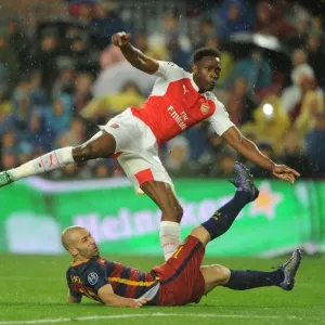 Welbeck vs Mascherano: A Tense Moment in Arsenal's Battle at Camp Nou against Barcelona