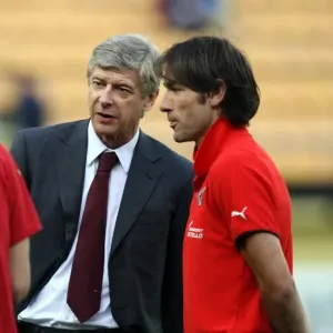 Wenger Reunites with Cygan and Pires: Arsenal's Champions League Showdown at Villarreal, 2009
