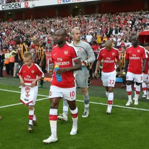 William Gallas (Arsenal) leads the team out William Gallas (Arsenal) leads the team out