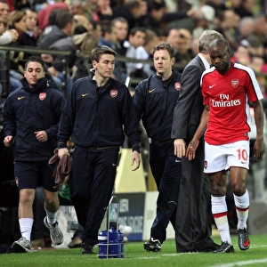 William Gallas (Arsenal) leaves the pitch injured