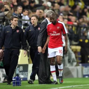 William Gallas (Arsenal) leaves the pitch injured