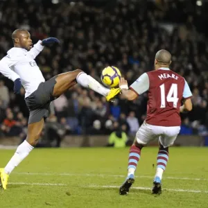 William Gallas (Arsenal) Tyrone Mears (Burnley). Burnley 1: 1 Arsenal, Barclays Premier League William Gallas (Arsenal) Tyrone Mears (Burnley). Burnley 1: 1 Arsenal, Barclays Premier League