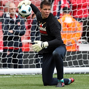 Wojciach Szczesny (Arsenal) warms up in his Arsenal for Everyone t shirt
