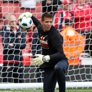 Wojciach Szczesny (Arsenal) warms up in his Arsenal for Everyone t shirt