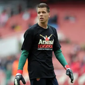 Wojciech Szczesny (Arsenal) warms up in his Arsenal for Everyone T Shirt