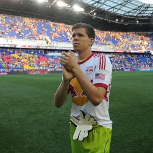 Wojciech Szczesny claps fans in appreciation Wojciech Szczesny claps fans in appreciation