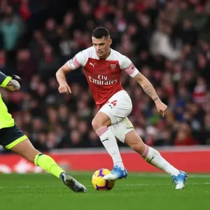 Batalla intensa entre Xhaka y Williams en el Estadio de los Emiratos Árabes - Arsenal contra Huddersfield Town (Primera División, temporada 2018/19)