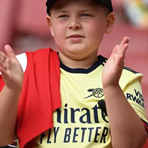 A young Arsenal fan claps the team before the match. Arsenal 1: 2 Chelsea. The Mind Series